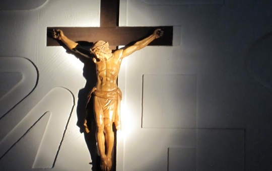 Ein Kreuz in der Klosterkirche